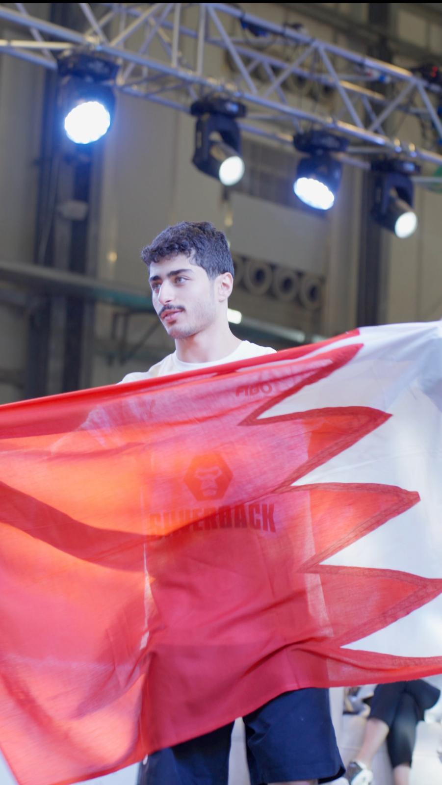 Husain Alekri wird bei der Sportlehrung der Gemeinde Neufahrn geehrt